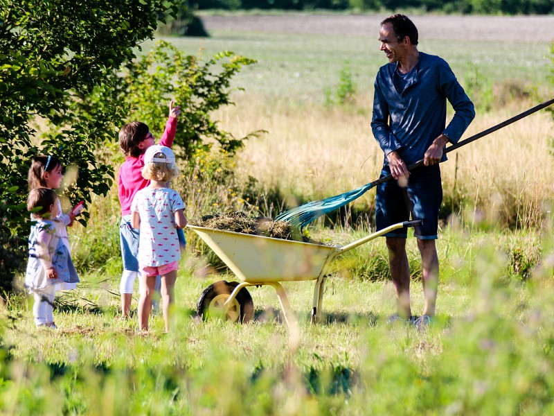 Kinderen genieten van het buiten leven op het terrein van vakantiepark Les Escaliers de la Combe in Frankrijk, Lot.