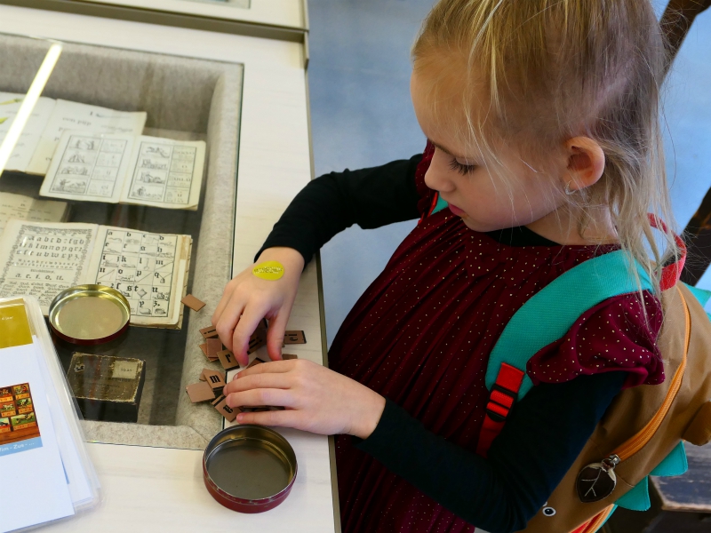 In het Nationaal Onderwijsmuseum in Dordrecht vertellen ze je alles over hoe het vroeger op school ging! Bianca bezocht dit museum en vergeleek nu met vroeger