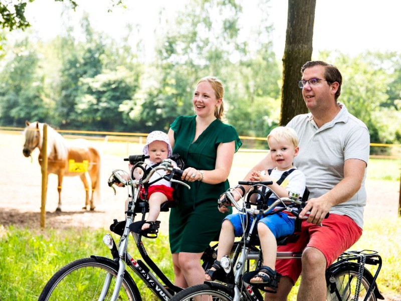 gezin op fiets