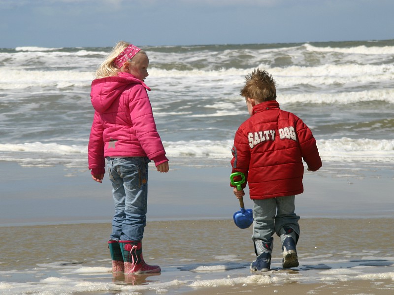 Kids verkennen het strand en de zee van Texel
