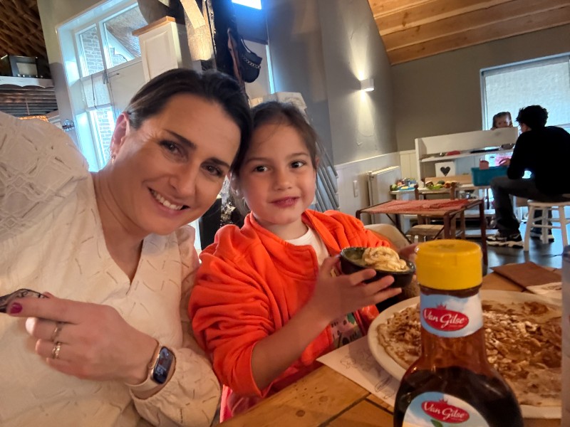 Lisette en haar dochter bij het Pannenkoekenrestaurant in Ruinen
