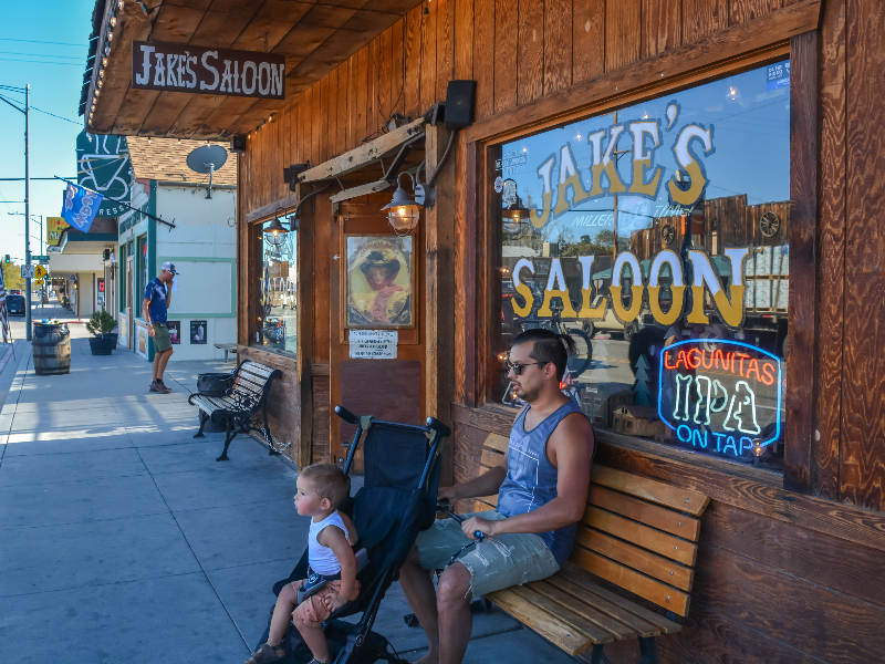 De man van Lisette met hun kind in het Western stadje Lone Pine, West Amerika