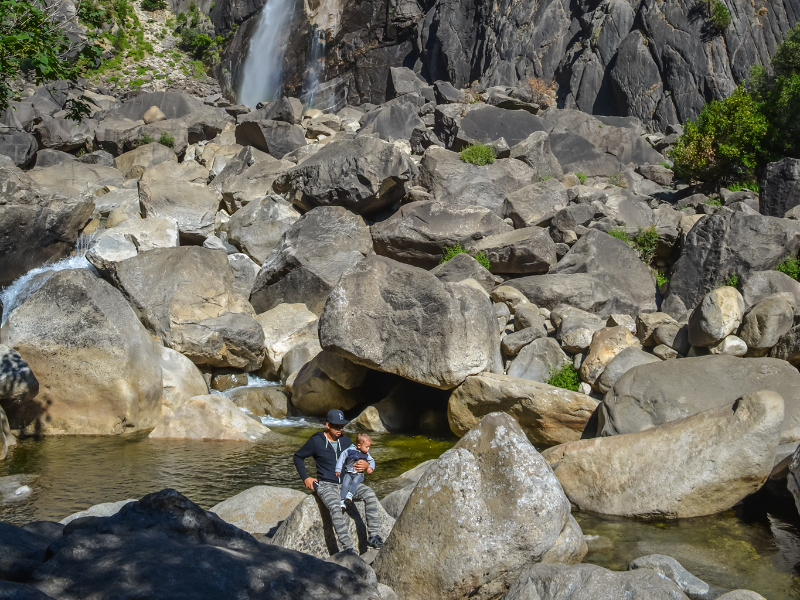 Lisette en haar gezin in yosemite park nabij een waterval. 