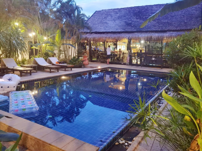 Little Village Chiang Mai als de avond invalt