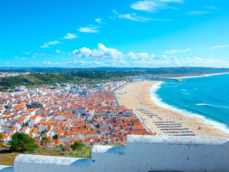 Het strand van het Portugese Nazare via een fly-drive ronndreis van Local Touch Travel