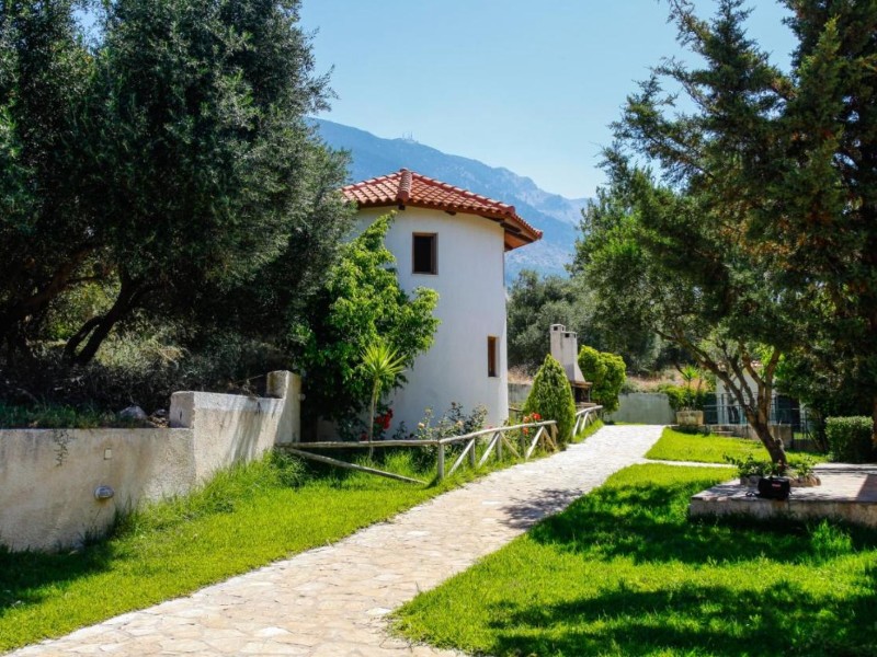 Het terrein van Oneira villa's op Kefalonia