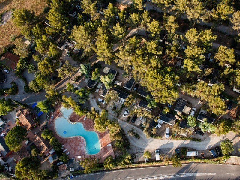 Luchtfoto van Camping La Presquile in Zuid Frankrijk.