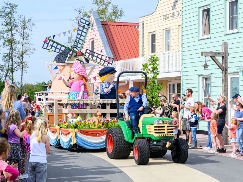 Parade bij vakantiepark Molenwaard