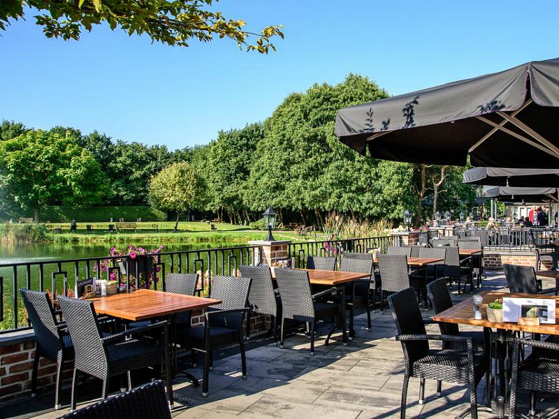 Hotel Maashof heeft een visvijver voor het terras