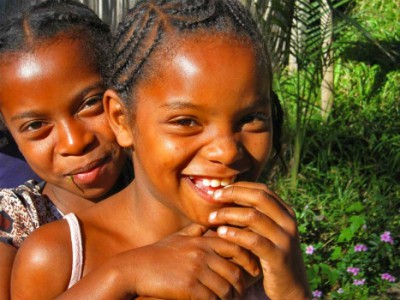 Lachende meisjes in Madagascar