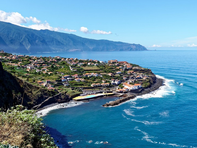 Het stadje Seixal op Madeira met zwembad aan zee