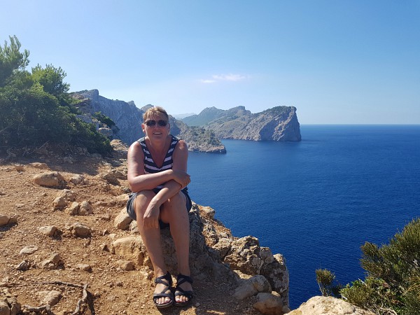 Poseren bij het uitzicht vanaf Formentor op Mallorca