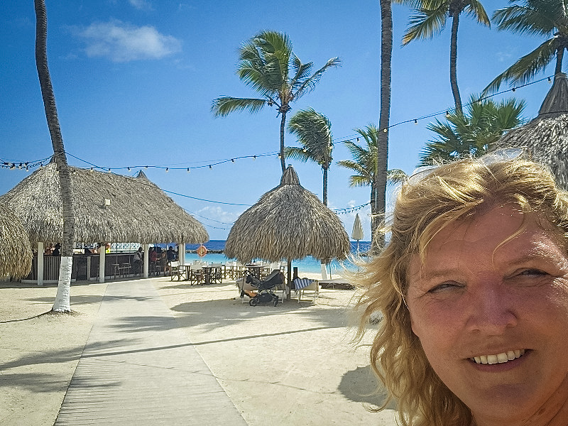 Sabine op het strand van Mangrove Beach Resort