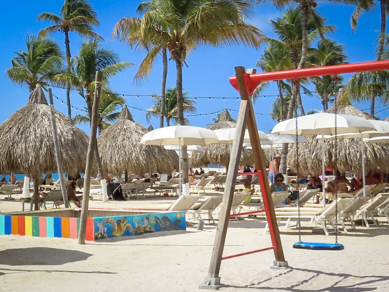 Schommel op het strand bij Mangrove Beach Resort