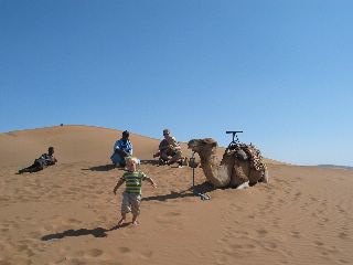 Spelen in het zand van de Sahara