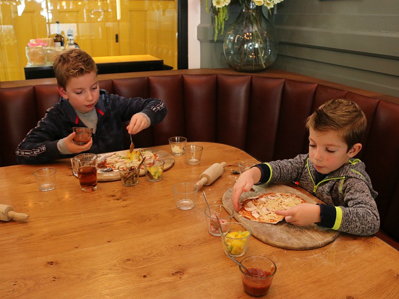 Je eigen pizza rollen en versieren aan tafel: hoe leuk wil je het hebben?!