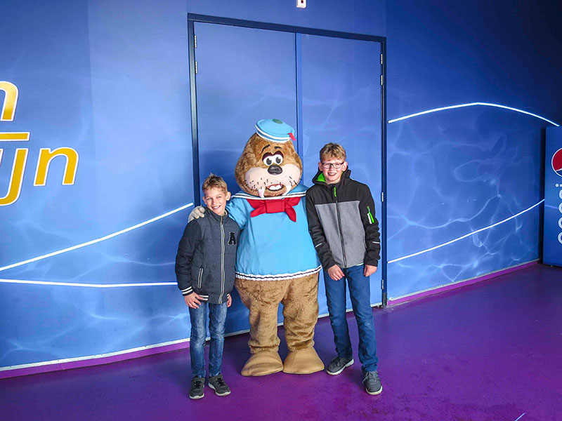 Zeb en Tycho samen met de mascotte van Dolfinarium