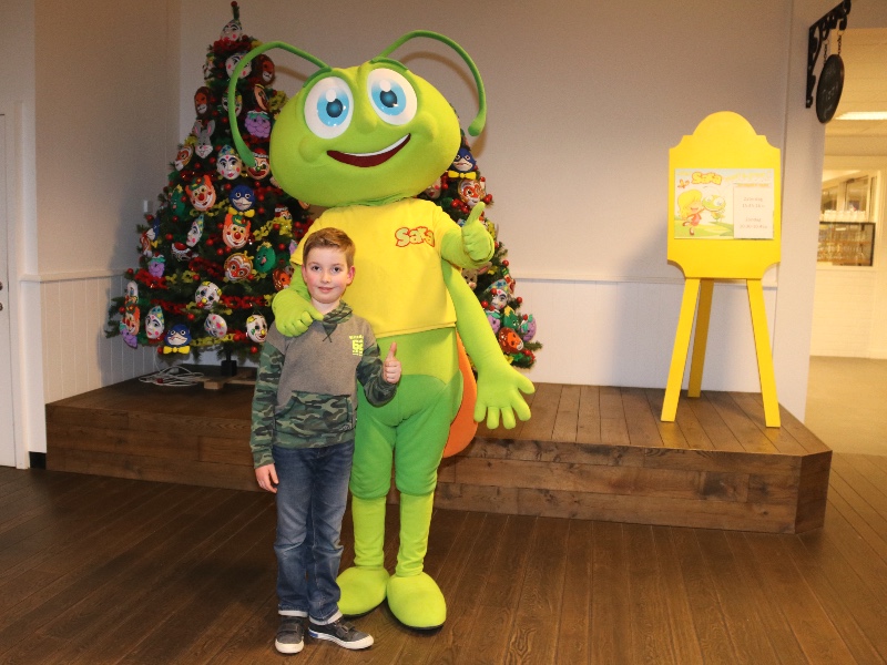 Nick poseert met mascotte Molenheide