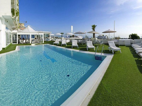 zwembad bij hotel