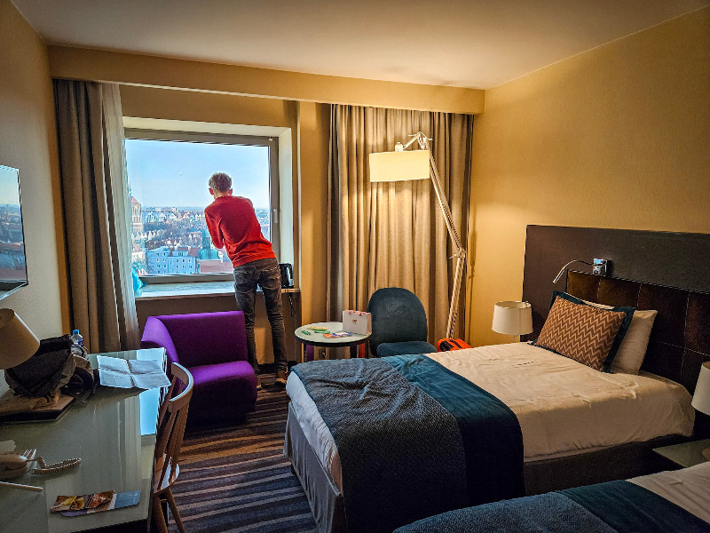 Zeb kijkt uit het raam van het Mercure Hotel over de oude stad van Gdansk