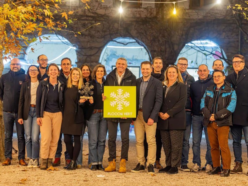 Het team van Méribel met het duurzaamheidslabel Flocon Vert