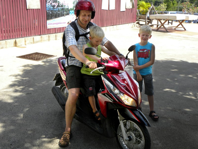 Met papa op de scooter