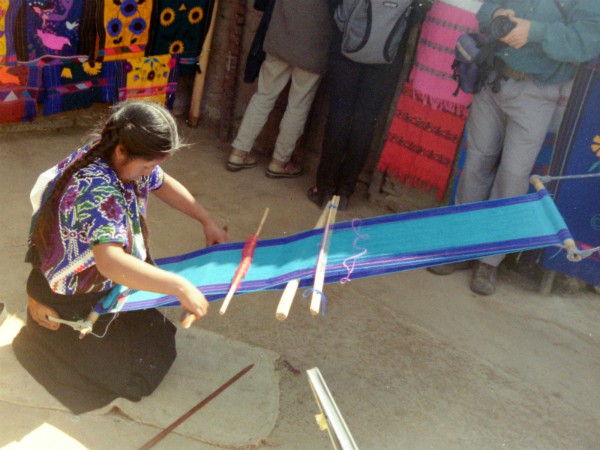 Een indiaanse vrouw aan het weven in Chiapas