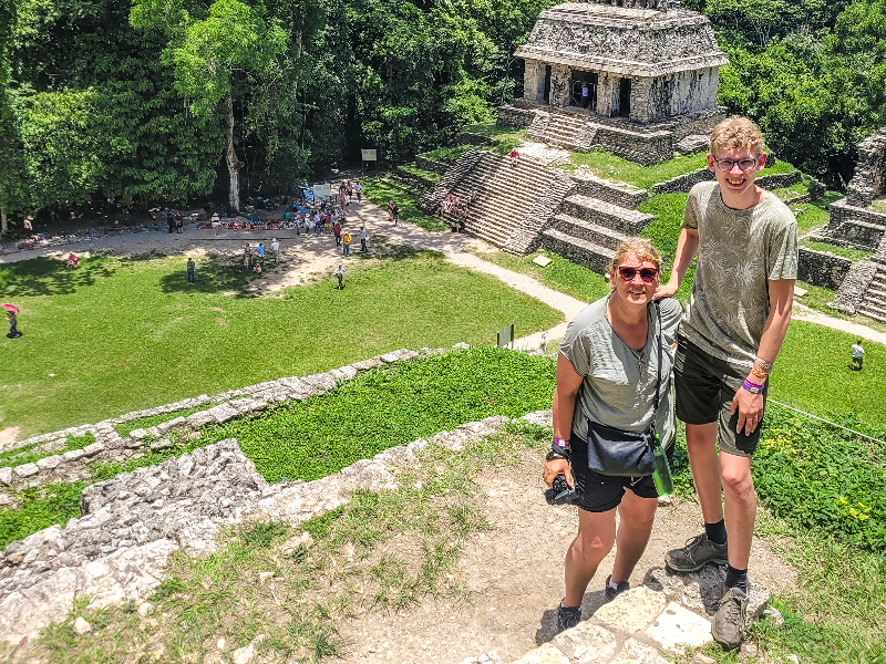 Sabine en haar oudste zoon tijdens een vakantie langs diverse Maya tempels