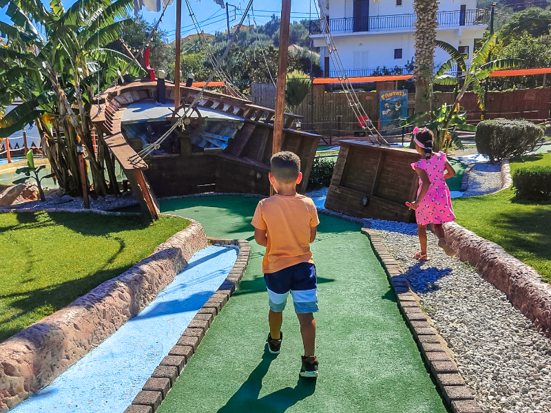 Kinderen spelen minigolf bij de midget golfbaan in Planos