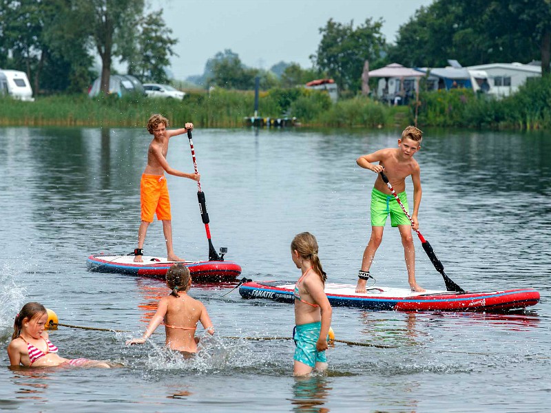 Kids op de SUP op de Agnietenplas