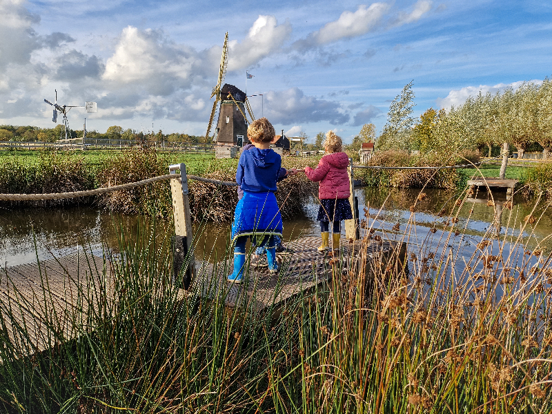 Op een vlot bij een van de molens van Kinderdijk, vlakbij het kindvriendelijke vakantiepark Molenwaard.