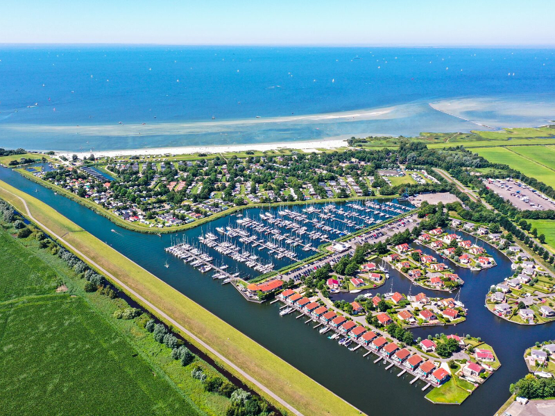 Uitzicht over het vakantiepark It Soal Workum aan het IJsselmeer met de bijbehorende jachthaven.