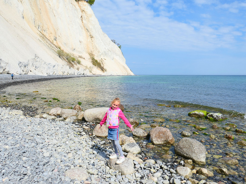 Een dochter van Bianca op het strand van Mons Klint in Denemarken