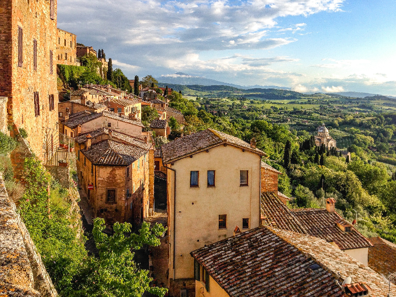 Uitzicht vanaf Montepulciano op de heuvels van Toscane