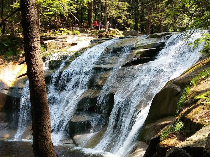 Het Reuzengebergte in Tsjechië is een geweldige bestemming voor gezinnen in de zomer. Rodelen, met een step de berg af sjezen, watervallen, zwemmen. Lees meer..