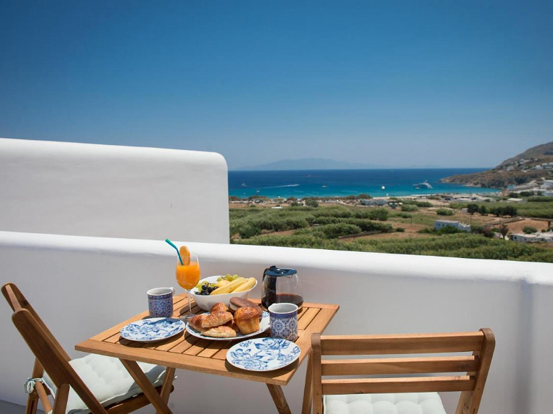 Geniet van je ontbijt en het prachtige uitzicht bij Mykonos4Islands Seaside Apartments