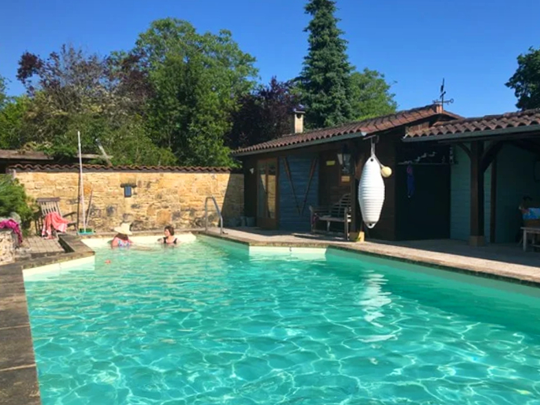 Prive zwembad bij het natuurhuisje in het dorpje Sainte-Nathalene.