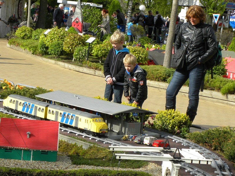 Zeb en Tycho bekijken de Nederlandse trein in Miniland