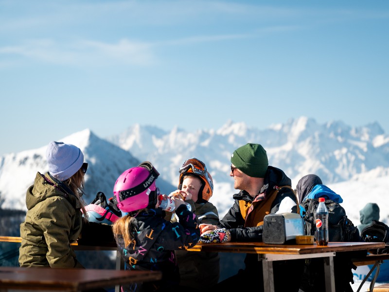 Mijn gezin geniet van een drankje op de piste