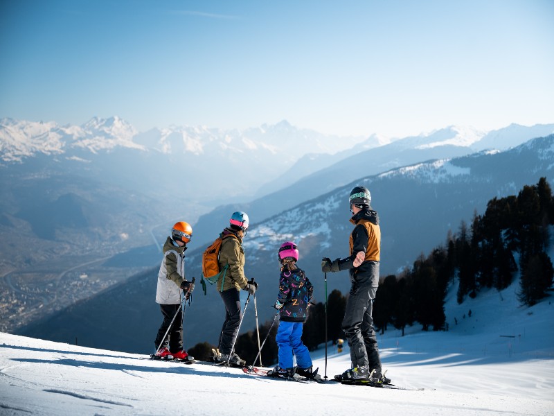 Het gezin geniet van het fantastische uitzicht in Nendaz
