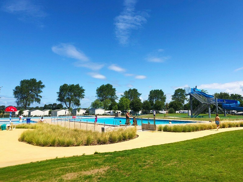 Op camping Nieuwpoort is een buitenbad met waterglijbaan