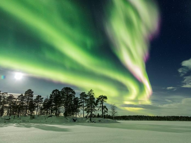 Het noorderlicht boven het meer van Inari