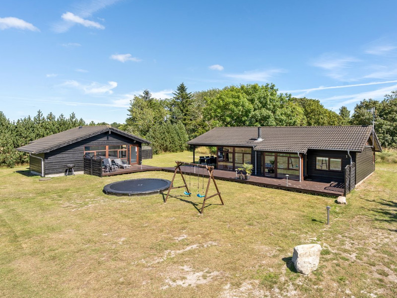 Vakantiehuis met speeltoestellen en zwembad
