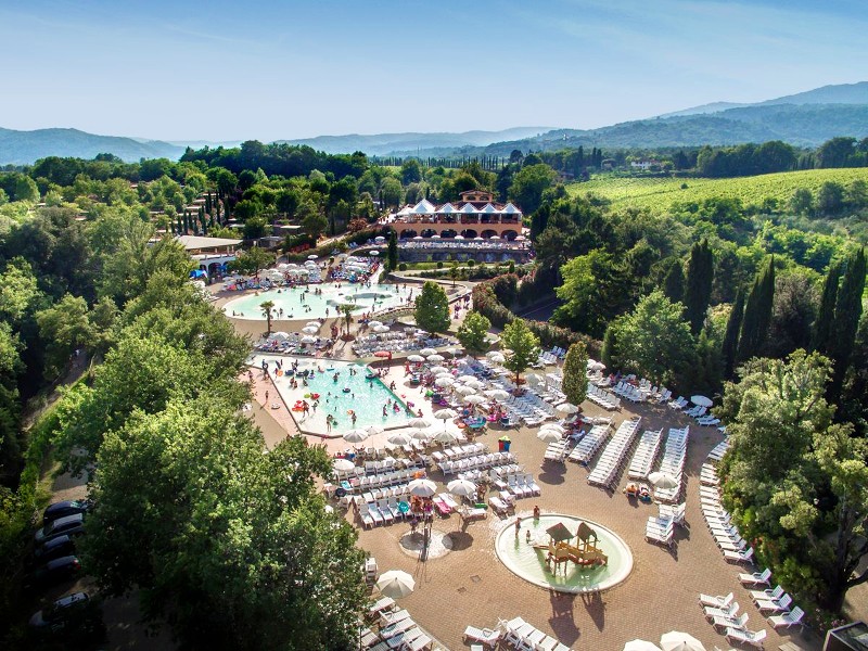 Zwembad en omgeving van Camping Norcenni Girasole in Toscane