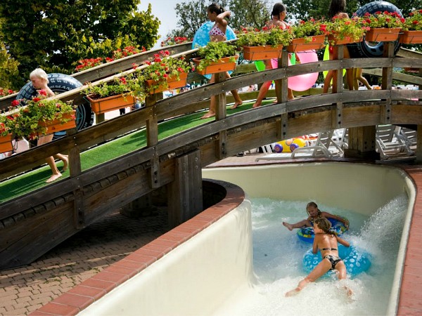 kinderen in de wildwaterbaan op camping Norcenni Girasole