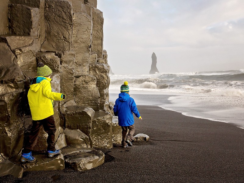 Kids ontdekken het bijzondere strand op IJsland