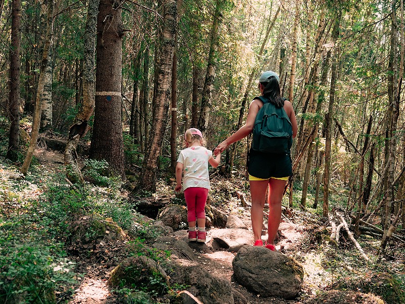 Moeder en dochter wandelen in de Zweedse natuur