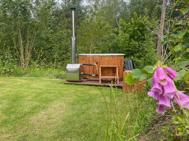Een luxe kampeerplek met hottub, voor wie met eigen tent of carvan komt, maar ook zin heeft in wat extra luxe!