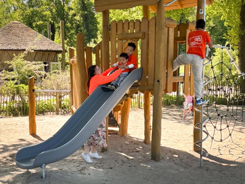 Soraya en haar gezin in één van de speeltuinen van de kindvriendelijke camping De Norgerberg in Drenthe