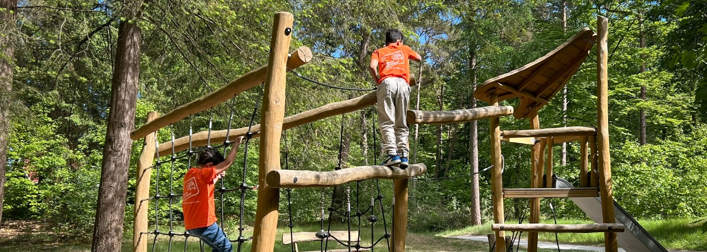 Spelen tijdens een zonnig weekendje weg in Drenthe op camping de Norgerberg